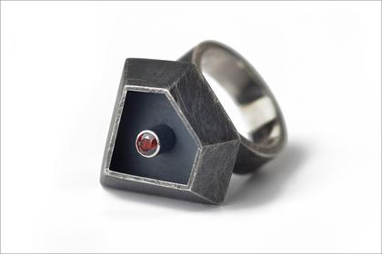 CookeAkaiwa.Ring with faceted stone