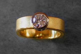 Dailing.gold and diamond ring
