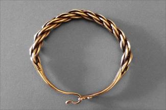 Garcia.twisted bronz bangle with hook