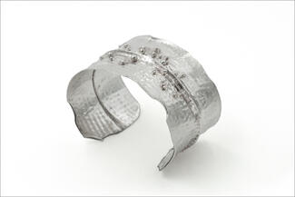 Glimp.fused silver granule cuff