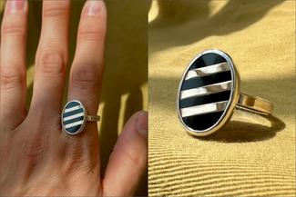 Keast.black and silver stripe ring