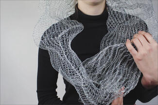 Montante.woven wire on neck