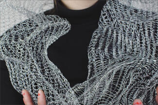 Montante.woven wire on neck close up