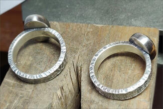 Vanaria.hammered band cab rings