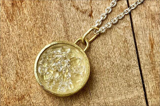Acebo.gold pendant with clear stones
