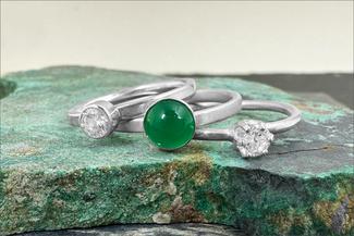 Alusitz.hand rings with stones on green slab