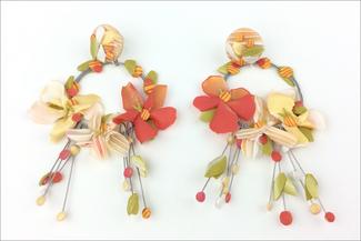 Bishoff.wreath earring in polymer