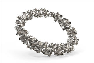 Good.wiggly silver necklace