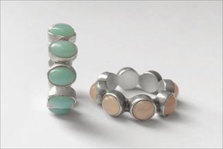 Hurant.two bezel rings with mind and peach stones