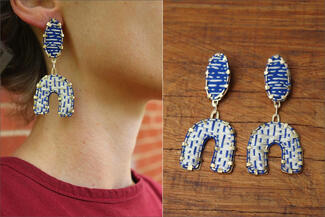 Pengelley.blue horse shoe shape earings