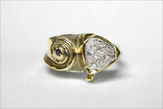 Raskin.prong triangle ring