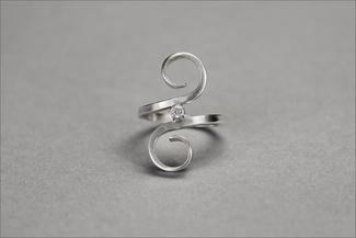 Vanaria.double scroll silver ring with tube settint